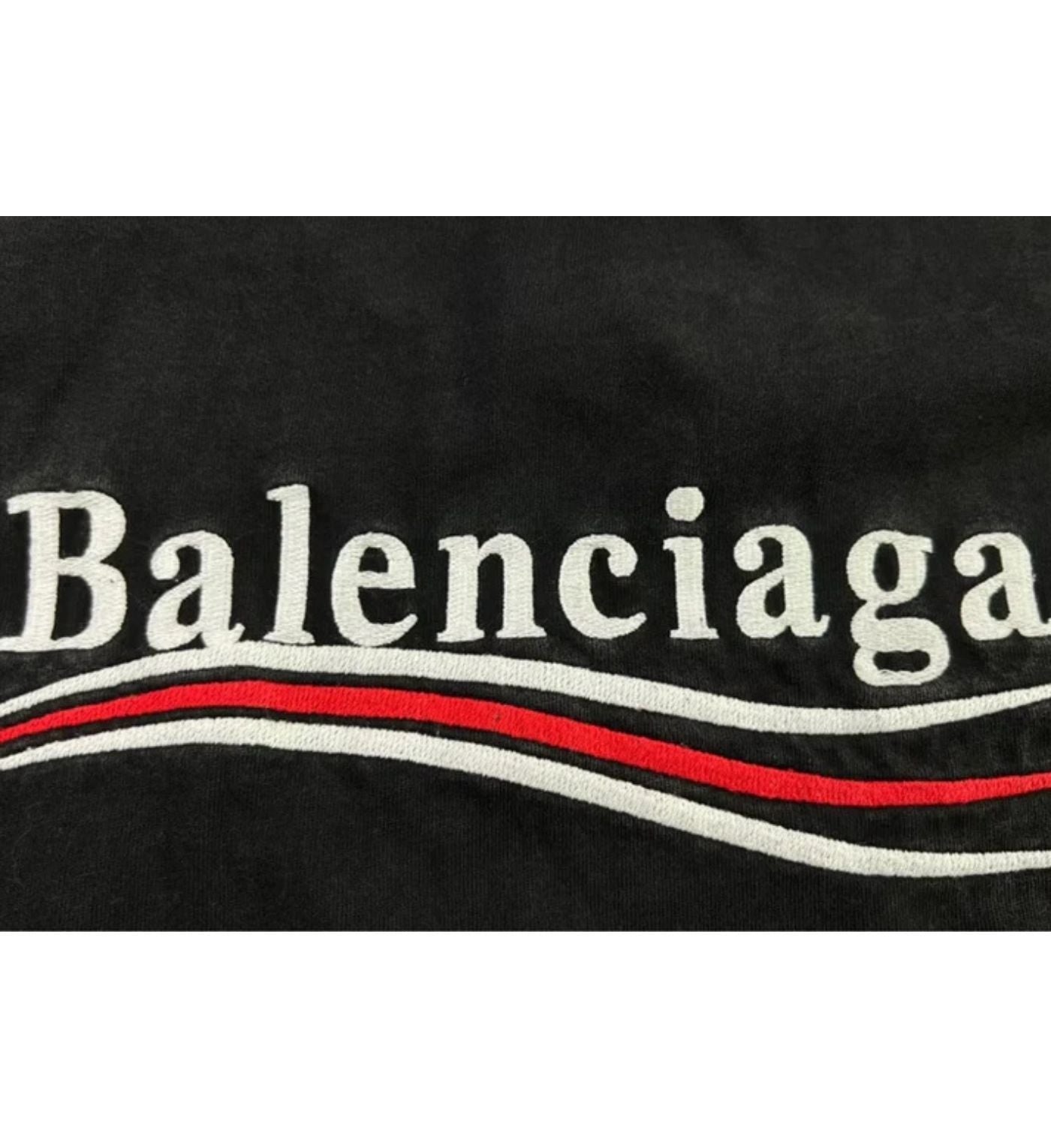 Balenciaga T-Shirt wear  logo